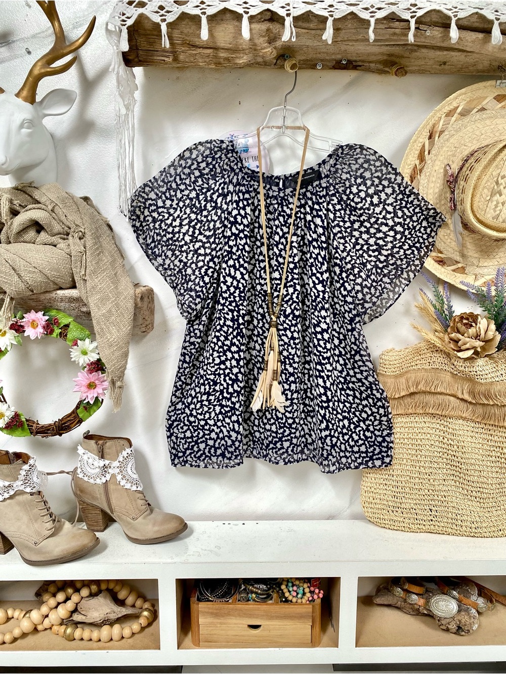 Darling flowy flutter sleeves boho blouse w shabby chic vacay resort vibe